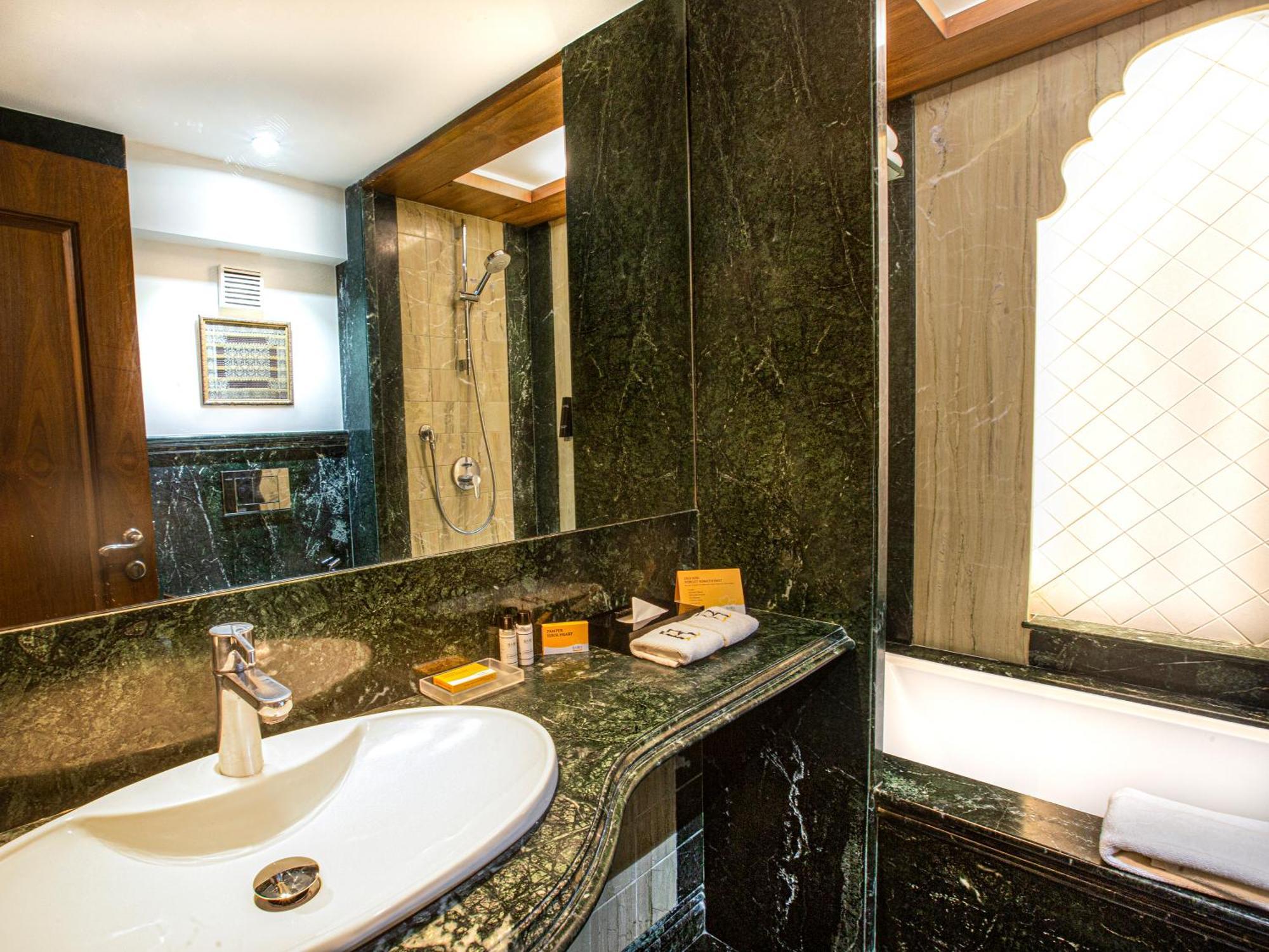 Hotel Bawa Continental Мумбай Екстериор снимка