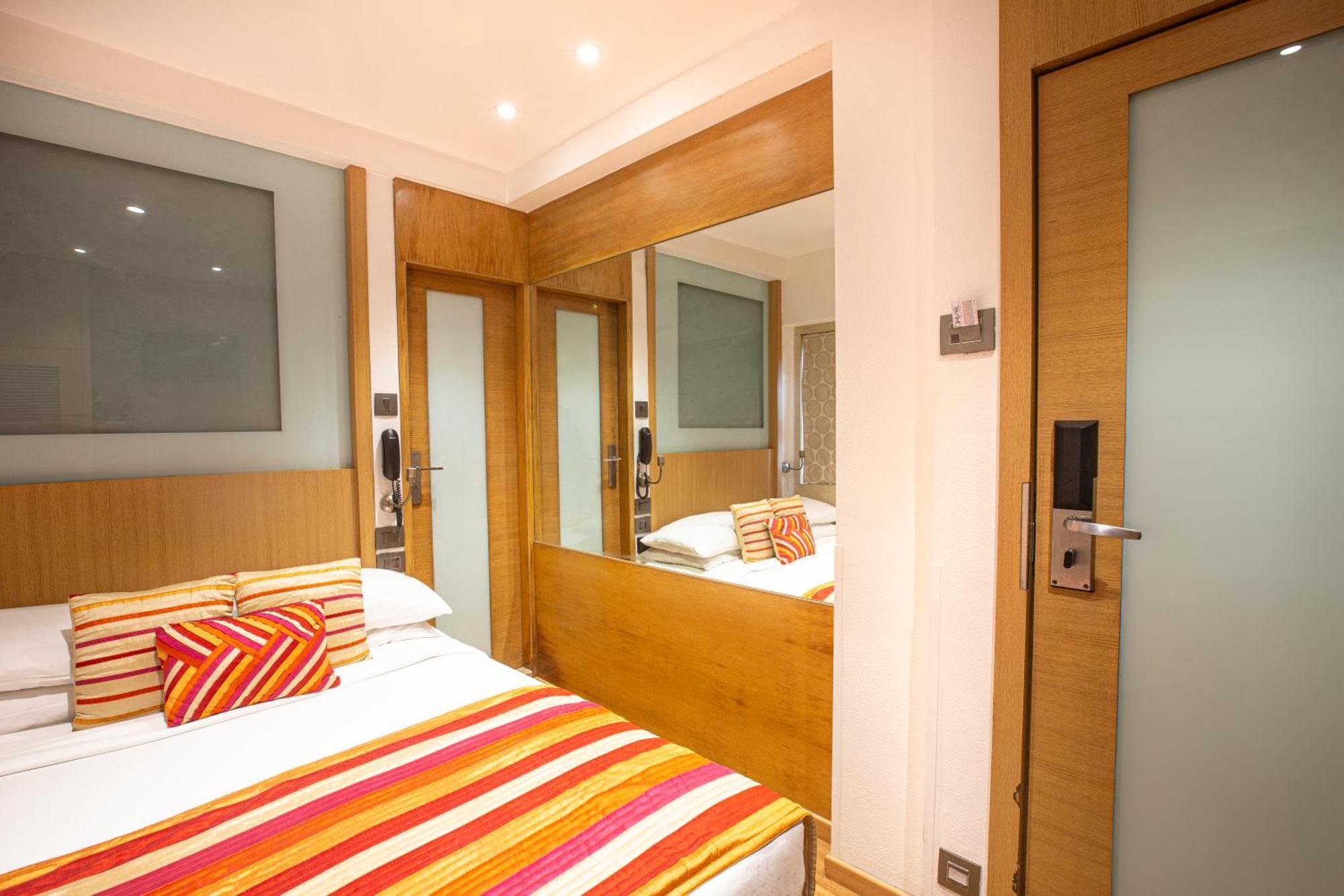 Hotel Bawa Continental Мумбай Екстериор снимка