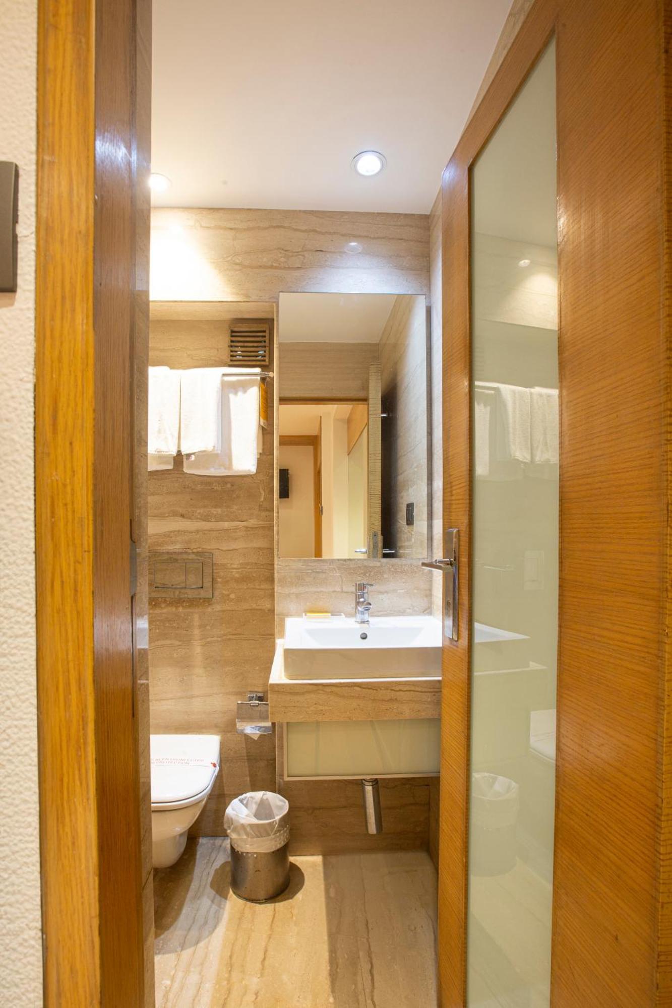 Hotel Bawa Continental Мумбай Екстериор снимка
