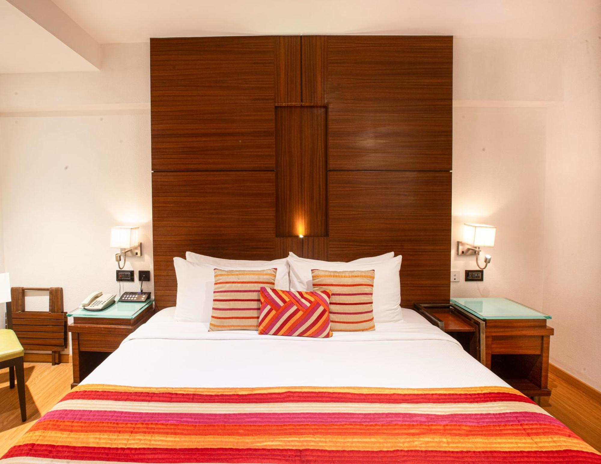 Hotel Bawa Continental Мумбай Екстериор снимка