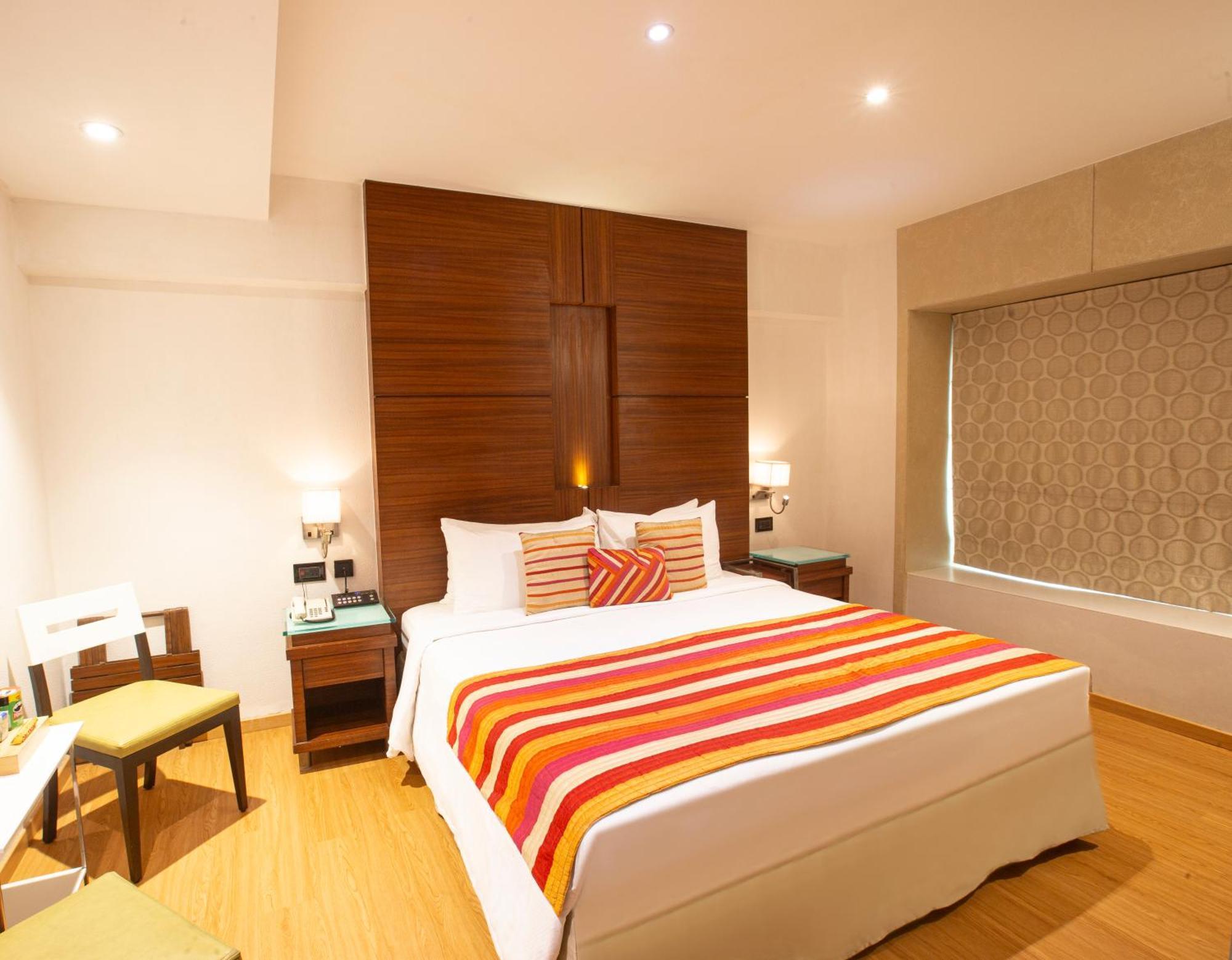 Hotel Bawa Continental Мумбай Екстериор снимка