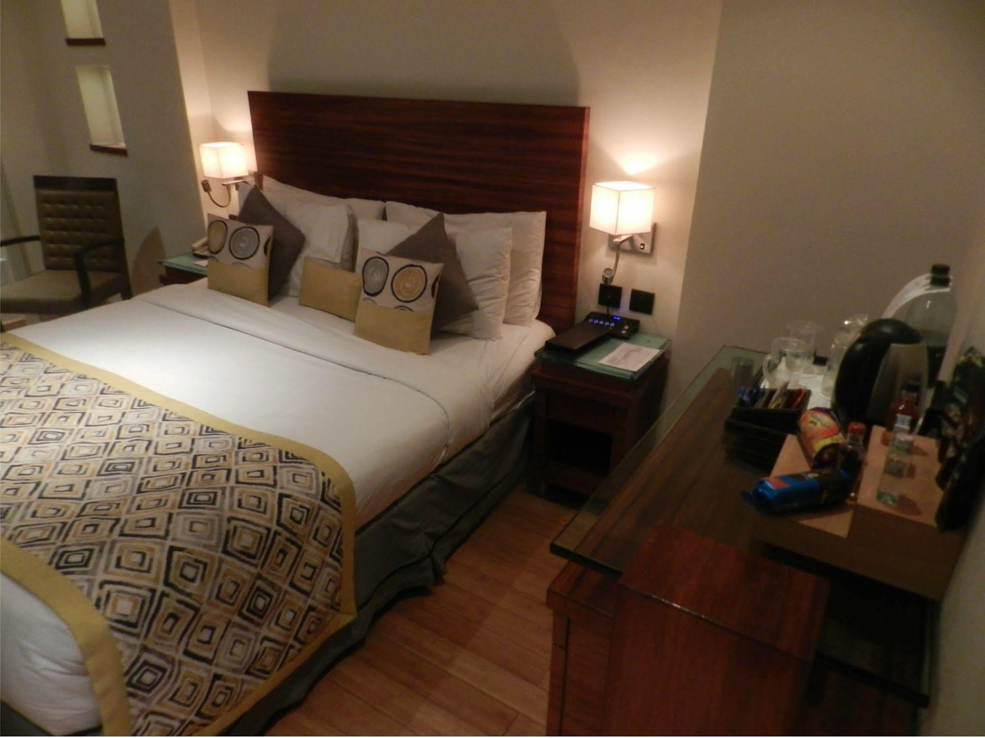 Hotel Bawa Continental Мумбай Екстериор снимка