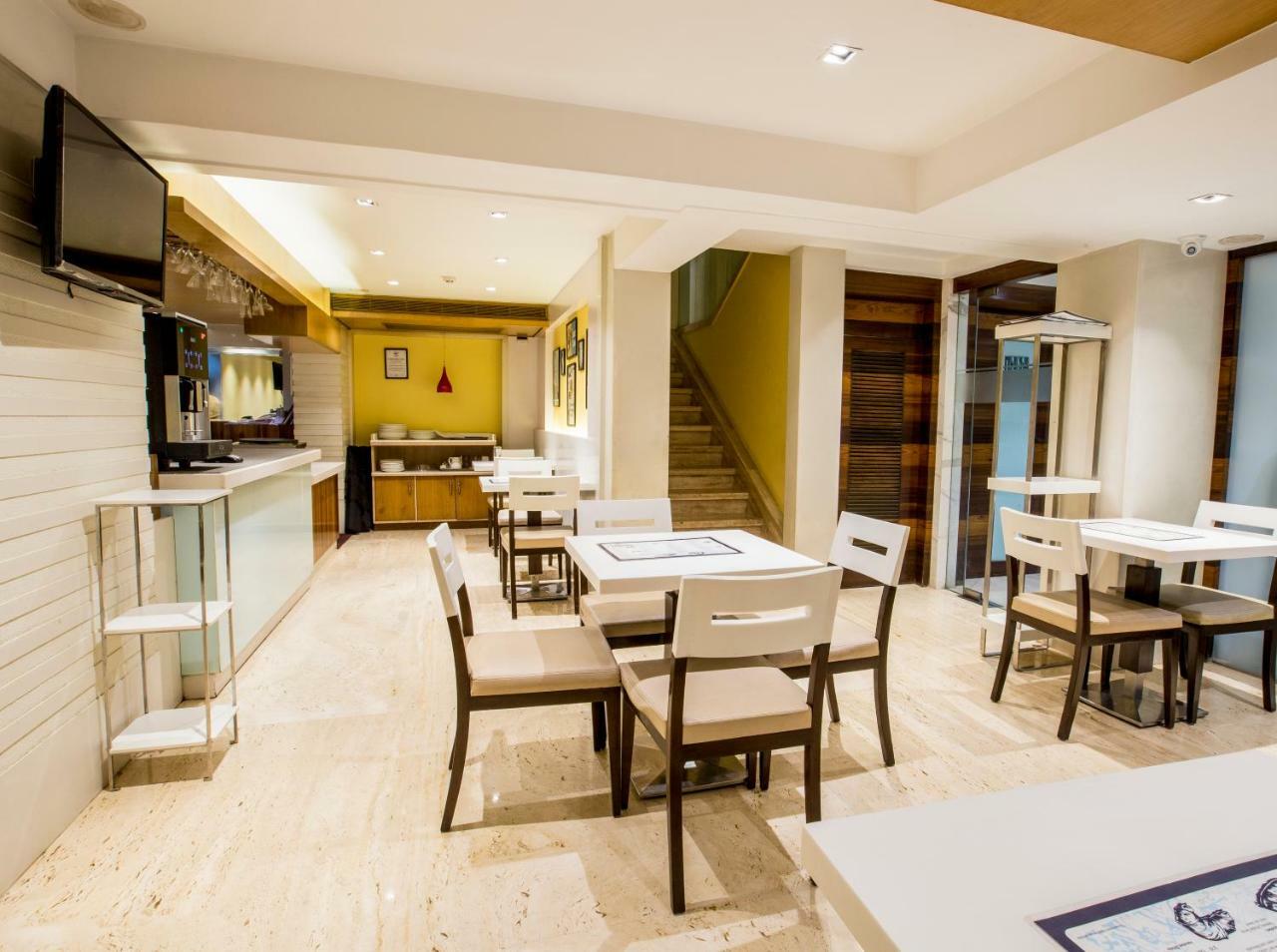 Hotel Bawa Continental Мумбай Екстериор снимка
